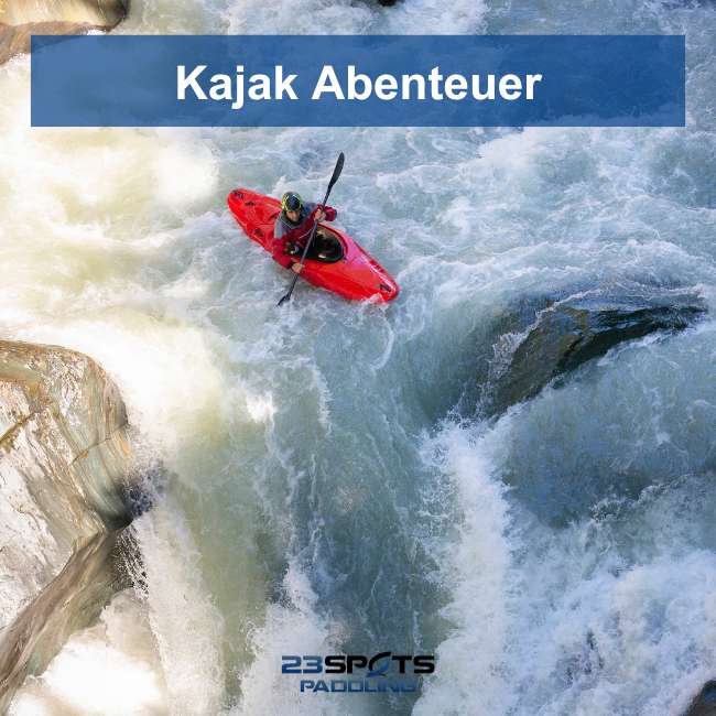 Gruppe von Kajakfahrern auf einem See bei sonnigem Wetter