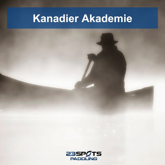 Gruppe von Kanadierfahrern auf einem Fluss in der Natur