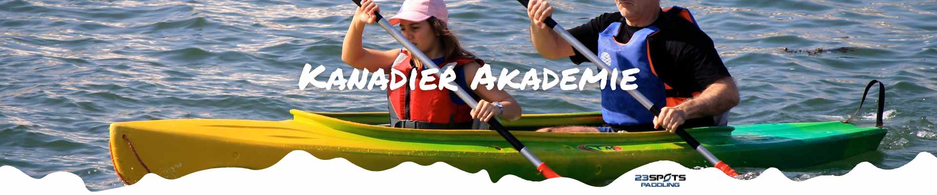Zwei Paddler im Kanadier auf einem ruhigen See