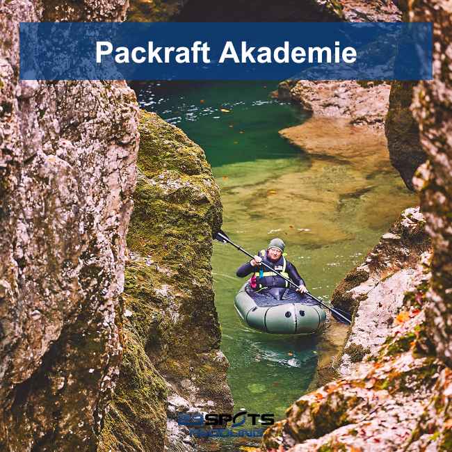 Gruppe von Packraftern auf einem Bergsee mit Naturkulisse