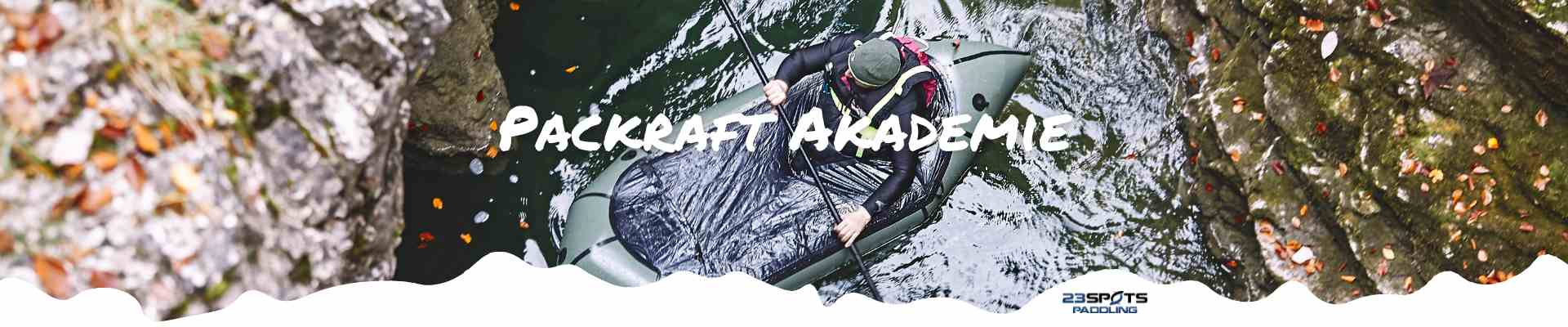 Packrafter auf einem Gebirgsfluss in wilder Natur