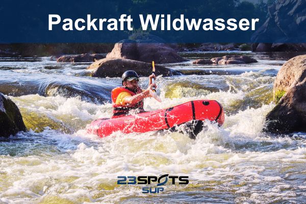 Teilnehmer üben Packraft-Techniken im Wildwasser
