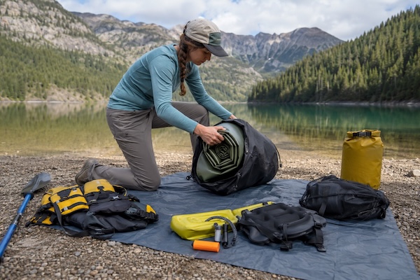 Packraft verstauen im Packsack